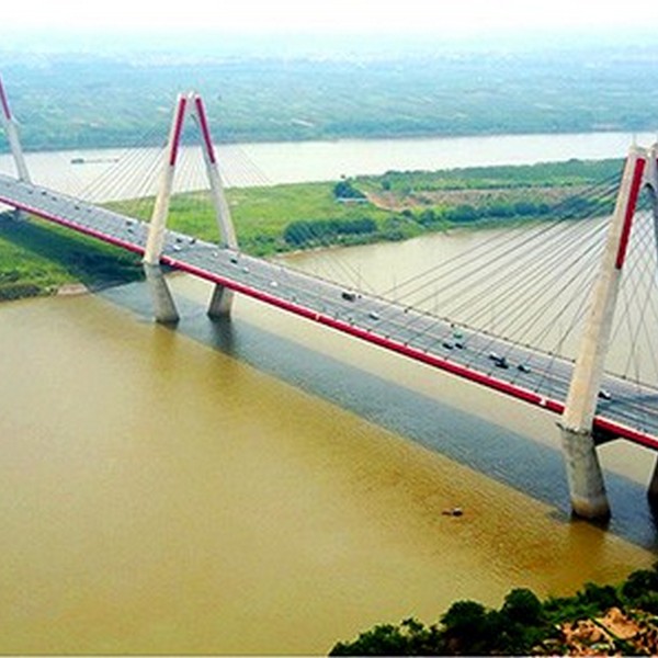 Cầu Nhật Tân, với tổng chiều dài 9.17km, là một trong những cây cầu dây văng lớn nhất Việt Nam