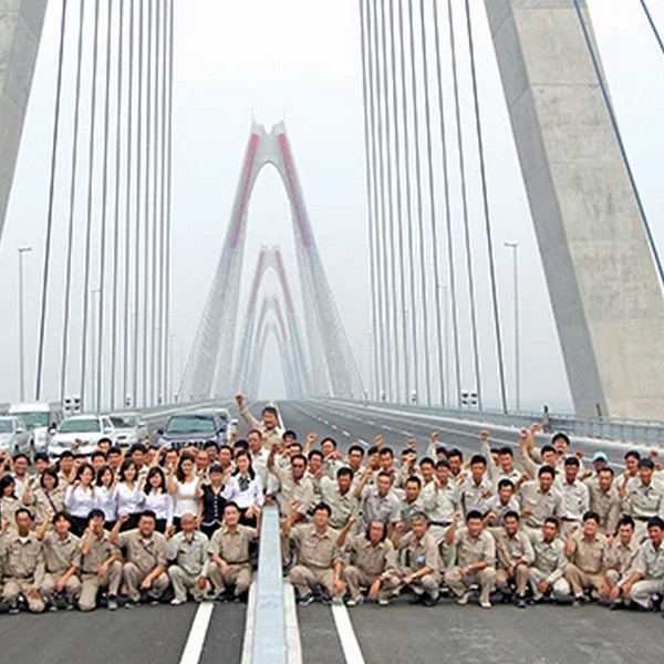 Kiến trúc độc đáo của cầu được thiết kế bởi những kiến trúc sư Nhật Bản