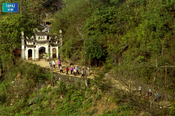 Hình ảnh chùa Hương sừng sững giữa núi rừng Hương Sơn