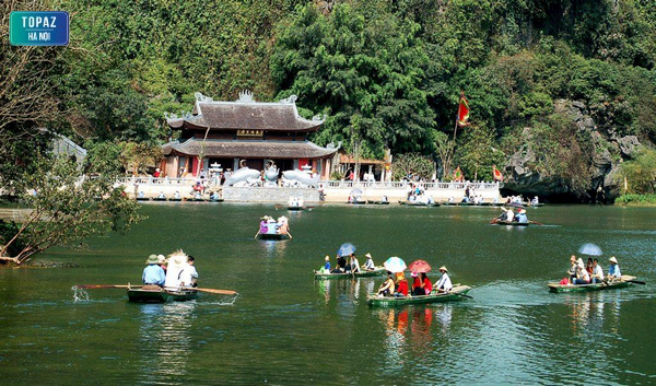 Hình ảnh du khách đến chùa Hương tham quan 