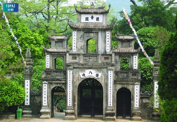 Hình ảnh cổng chùa Hương mang vẻ đẹp cổ kính 
