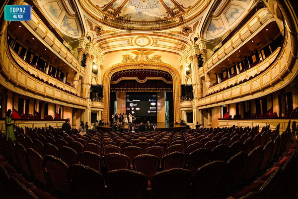 Hình ảnh mang kiến trúc cổ điển thời Pháp trong nhà hát lớn Hà Nội 