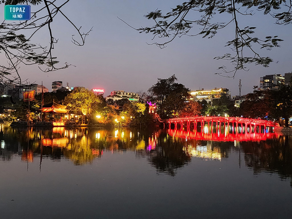 Hình ảnh lung linh về đêm tại cầu Thê Húc Hà Nội 