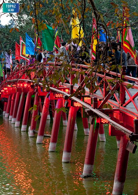 Hình ảnh mùa lễ hội tại cầu Thê Húc Hà Nội 