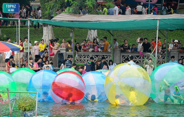 Trò chơi bong bóng nước tại công viên Thủ Lệ 
