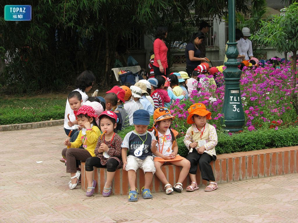 Hình ảnh các em nhỏ thích thú khi đến vườn bách thú Hà Nội 