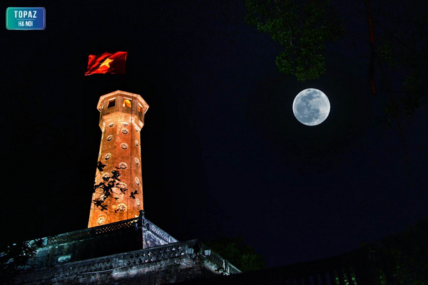 Hình ảnh khung cảnh cột cờ Hà Nội dưới ánh trăng đẹp say đắm lòng người 