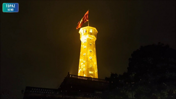 Hình ảnh cột cờ Hà Nội lung ling vào ban đêm 