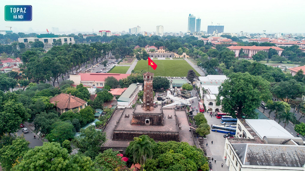 Hình ảnh toàn cảnh cột cờ Hà Nội nhìn từ xa 