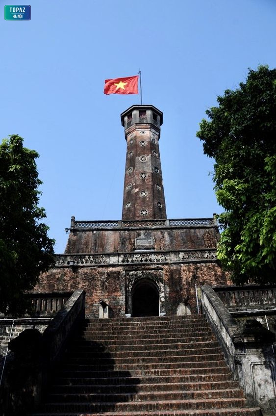 Một góc nhìn khác về cột cờ Hà Nội đầy ấn tượng