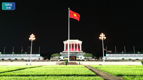 Hình ảnh lăng Hồ Chí Minh sáng rực giữa lòng Hà Nội 