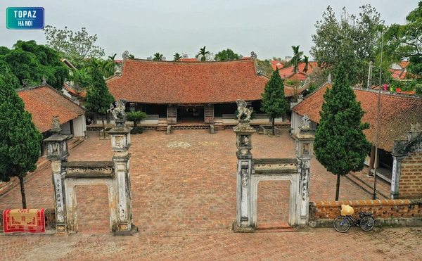 Cổng Đình làng Mông Phụ nhìn từ xa 