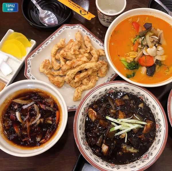 Các loại mì trộn ở đây cũng mang phong cách Hàn Quốc, chẳng hạn như mì trộn tương đen, mì tương đen đặc hải sản, mì tương đen cay, mì tương đen đĩa lớn....