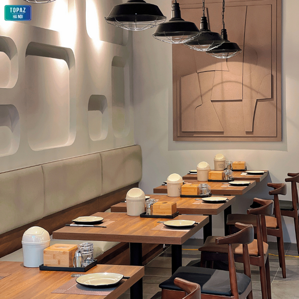 Không gian ăn uống được thiết kế nhẹ nhàng, gần gũi kết hợp với những món ăn vô cùng hấp dẫn
