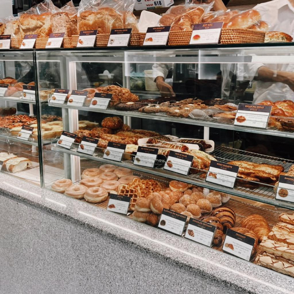 Tiệm bánh Bread Factory đa dạng các loại bánh ngọt từ Á đến Âu