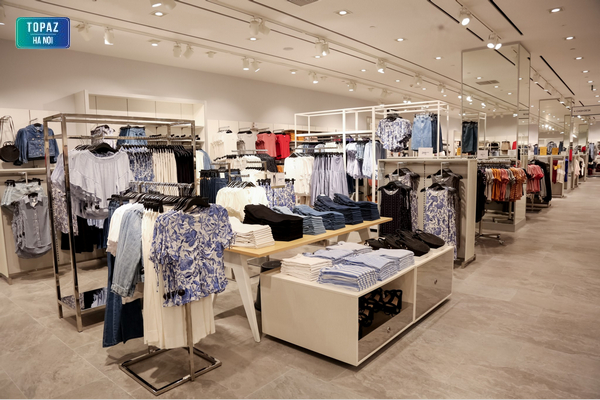 Khu vực trưng bày quần áo tại cửa hàng H&M khoa học và thuận tiện 
