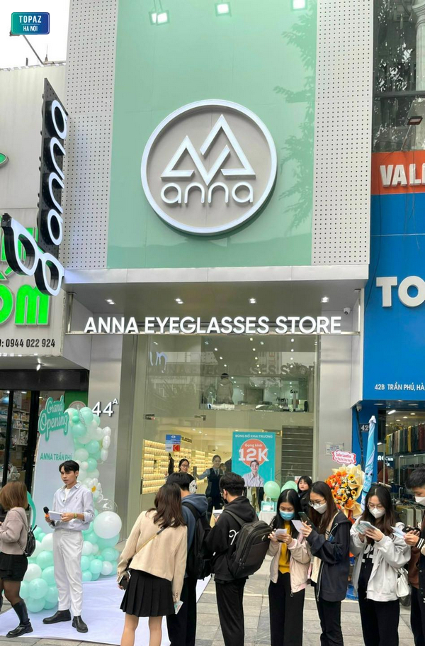 Không khí khai trương tại cửa hàng kính mắt Anna ở Xuân Thủy 