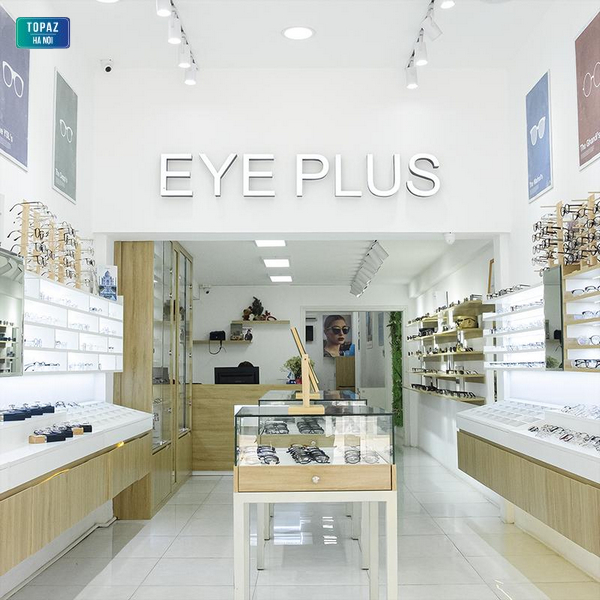 Cửa hàng Eye Plus Hà Nội thiết kế với tông màu trắng dễ chịu và sáng