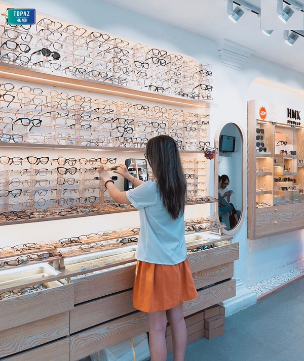 Khu trưng bày kính tại cửa hàng Eye Plus Hà Nội rất khoa học và thuận tiện cho khách hàng 