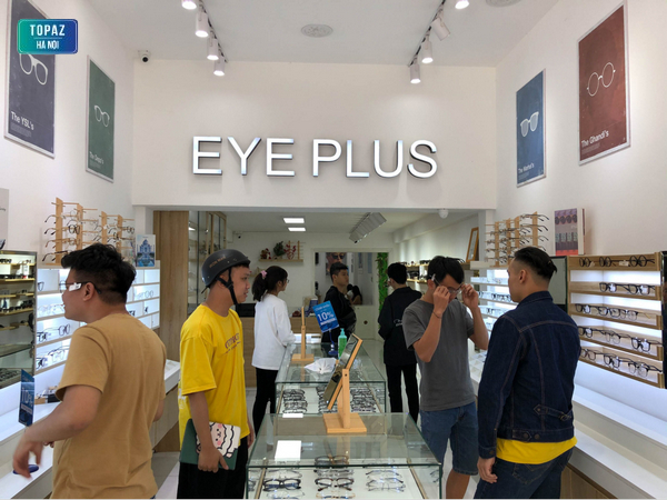 Cửa hàng kính mắt Eye Plus thường xuyên đông khách vào cuối tuần 
