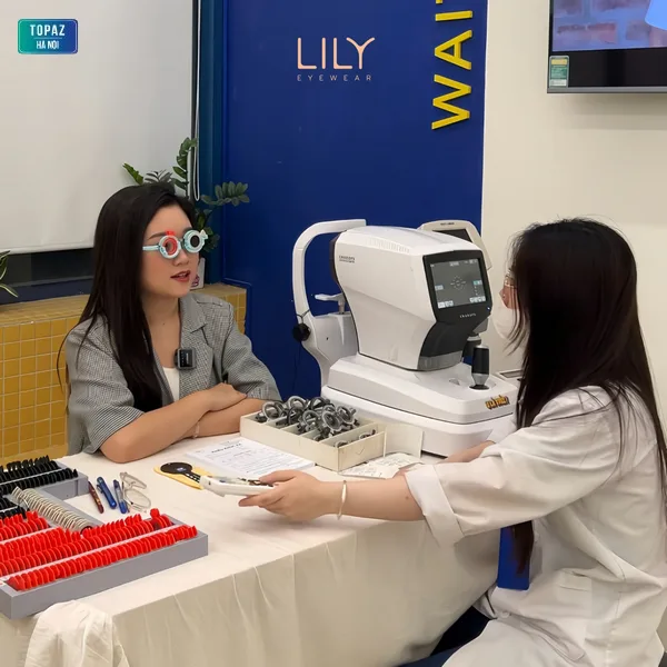 Cửa hàng kính mắt Lily hỗ trợ đo mắt miễn phí cho khách hàng 