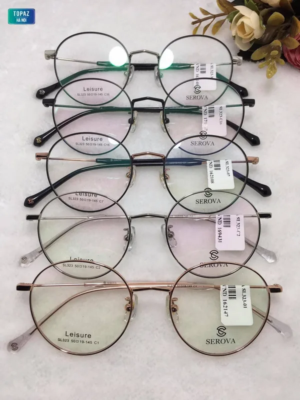 Cửa hàng kính mắt Quang Hưng thường xuyên cập nhật những mẫu kính trend nhất 