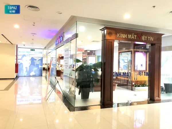 Không gian tại cửa hàng kính mắt Việt Tín Hà Nội