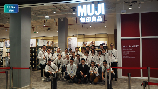 Nhân viên tại Muji Hà Nội được đào tạo chuyên nghiệp và lịch sự với khách hàng 