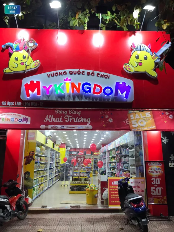 Cửa hàng Mykingdom nổi bật vào buổi tối