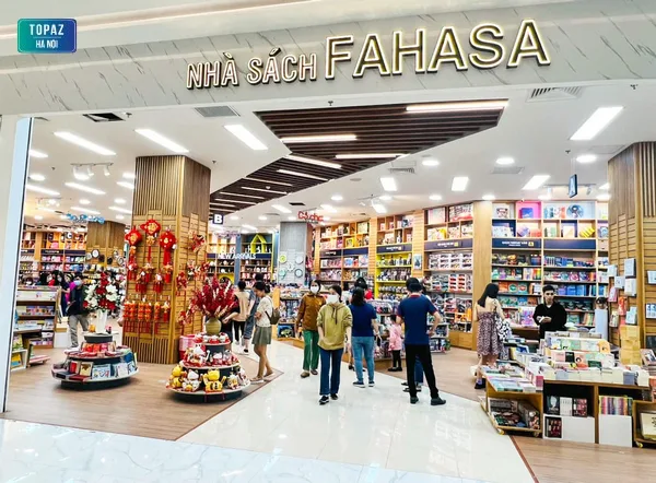 Nhà sách Fahasa tọa lạc trong các trung tâm thương mại lớn tại Hà Nội