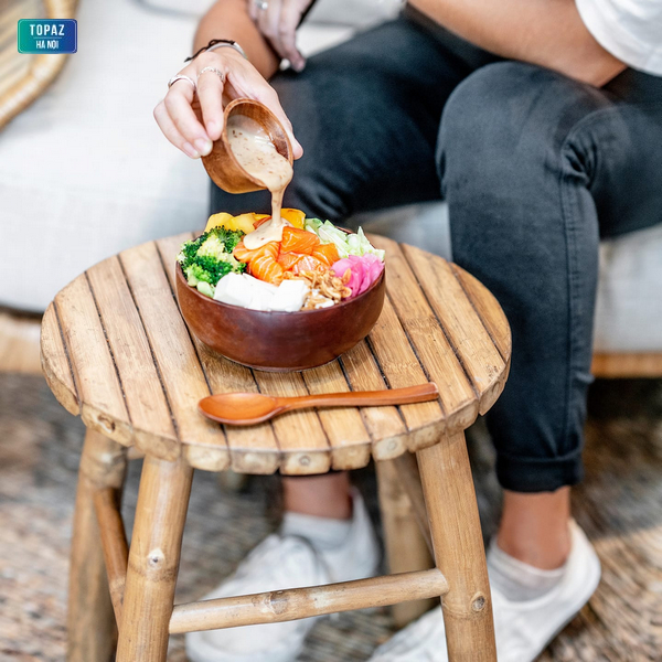 Đa phần các món tại Poke Hanoi sẽ được chế biến sống như rau sống, cá sống, ăn kèm với gạo nấu mềm dẻo cực kỳ “bắt miệng”