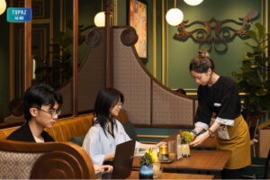 Nhân viên tại quán cafe Runam Hà Nội chuyên nghiệp và nhiệt tình với khách hàng