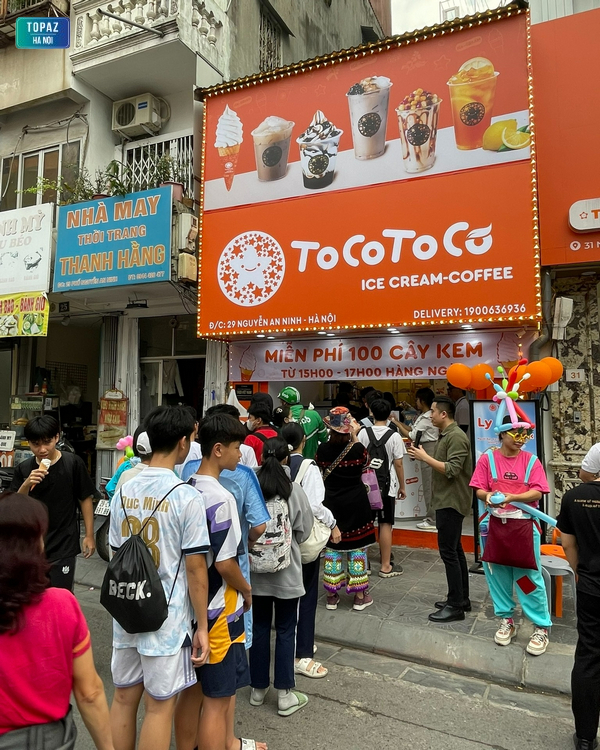 Cửa hàng TocoToco Hà Nội đông khách vào ngày khai trương 