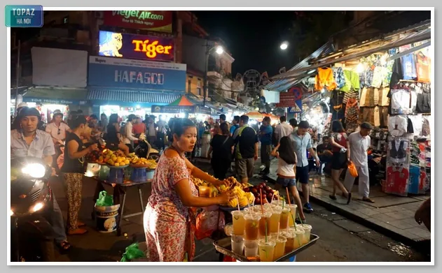 Chợ Phùng Khoang đông nghịt người vào buổi tối 