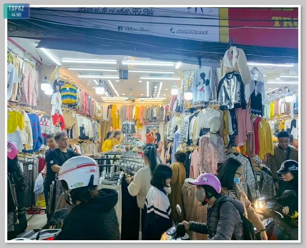Khu vực mua sắm quần áo ở chợ Phùng Khoang