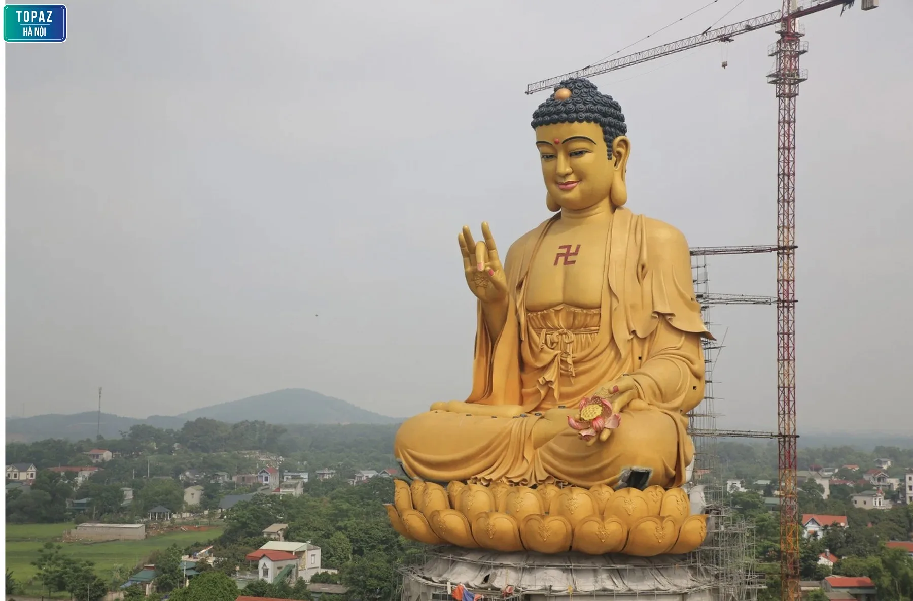 Hình ảnh bức tượng Phật A Di Đà Vì hoà bình có quy mô lớn nhất Đông Nam Á 