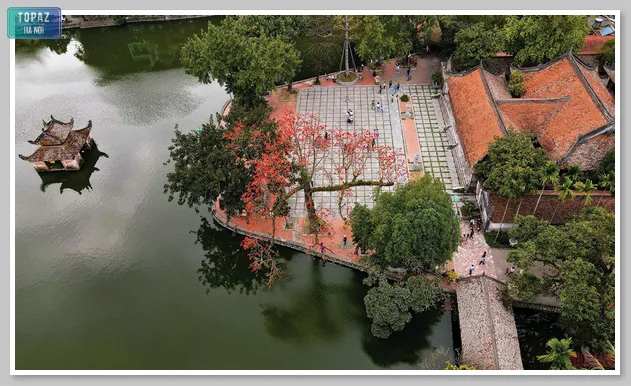 Hình ảnh mùa hoa gạo rực đỏ ở chùa Thầy 