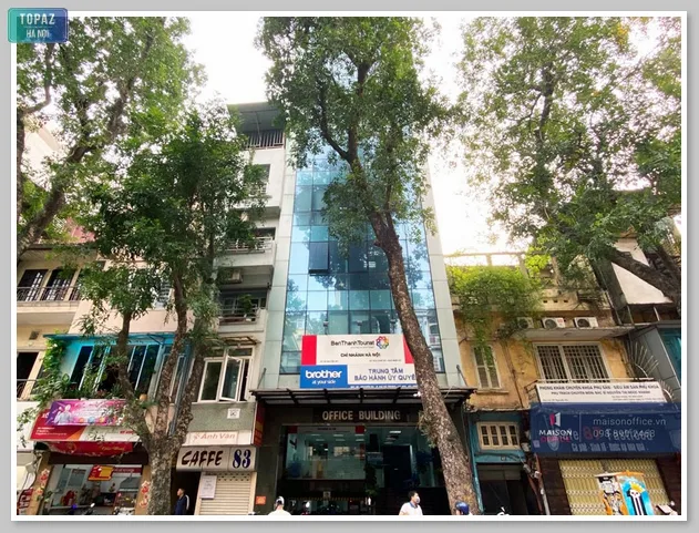 Những tòa nhà hiện đại ở hai bên ven đường Nguyễn Du 