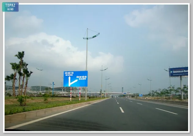 Đường Võ Văn Kiệt là tuyến đường quan trọng nối đến Cảng hàng không quốc tế Nội Bài