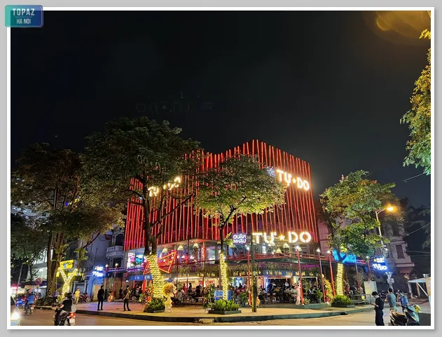 Hình ảnh khu phố Linh Đàm nhộn nhịp vào buổi tối 
