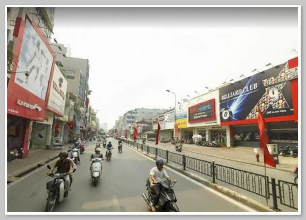 Vào giờ cao điểm giao thông trên phố Tôn Đức Thắng thường xuyên tắc nghẽn 