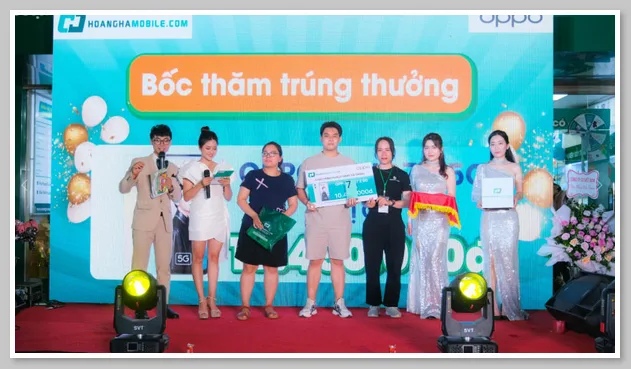 Khách hàng trúng thưởng trong sự kiện khai trương ở Hoàng Hà Mobile Hà Nội 