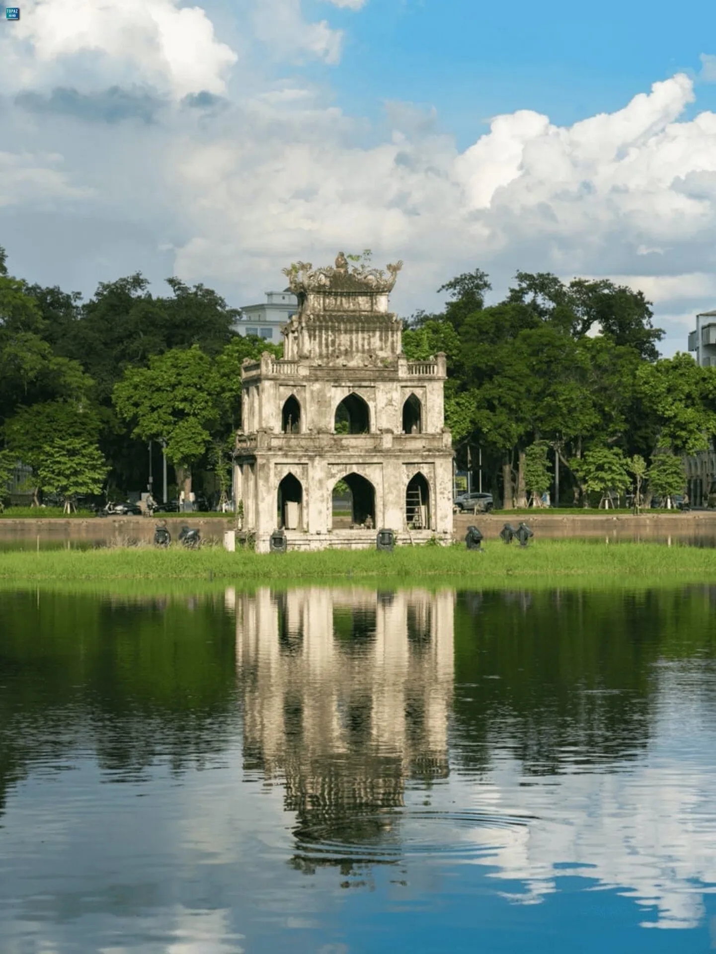 Hồ Gươm tọa lạc ngay trung tâm quận Hoàn Kiếm, Hà Nội, được bao quanh bởi ba con phố Hàng Khay, Lê Thái Tổ và Đinh Tiên Hoàng.