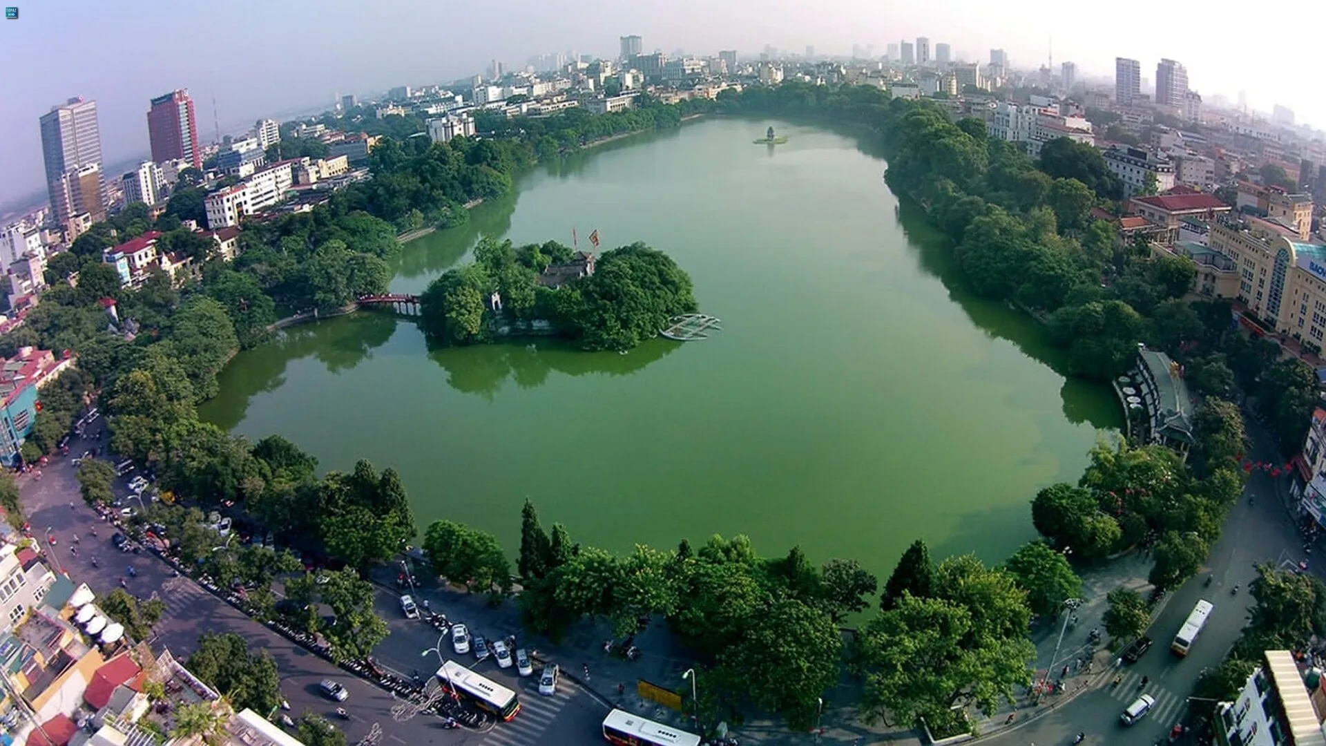 Hồ Hoàn Kiếm, biểu tượng nổi bật của Hà Nội, không chỉ thu hút du khách bởi vẻ đẹp thơ mộng mà còn chứa đựng nhiều giá trị văn hóa và lịch sử.