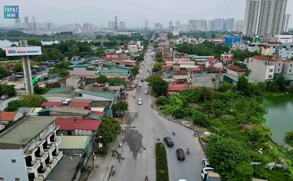 Đường Tam Trinh là một tuyến đường quan trọng ở phía nam Hà Nội, thuộc địa phận quận Hoàng Mai và một phần của quận Hai Bà Trưng.