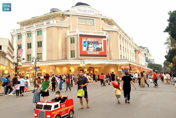 Phố đi bộ quanh hồ Hoàn Kiếm là một trong những điểm đến lý tưởng thu hút hàng ngàn du khách với nhiều hoạt động thú vị vào cuối tuần