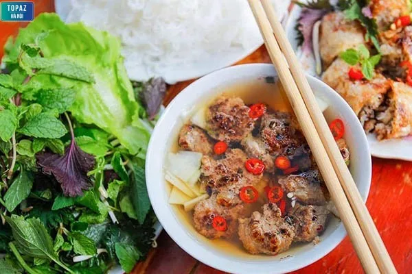 Bún chả là món ăn đặc trưng của Hà Nội, nổi bật với thịt nướng thơm lừng, vàng ươm, ăn kèm bún tươi, rau sống và nước chấm pha đậm đà