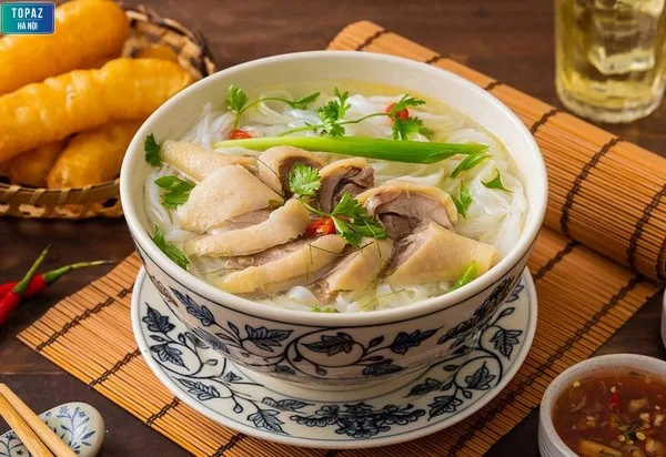 Phở Hà Nội là món ăn mang đậm hương vị truyền thống Việt Nam, với nước dùng trong ngọt thanh, được nấu từ xương bò hoặc gà