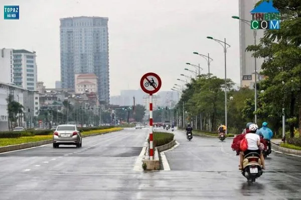 Đường Nguyễn Văn Huyên nằm tại quận Cầu Giấy, Hà Nội, kéo dài từ đường Hoàng Quốc Việt đến bảo tàng Dân tộc học Việt Nam.