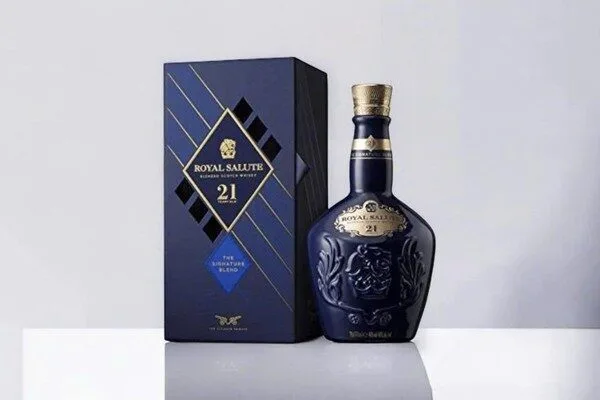 Rượu Chivas Regal 21 năm là một loại whisky Scotch cao cấp, được ủ trong ít nhất 21 năm